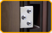 Дверь оснащена четырьмя скрытыми регулируемыми петлями с углом открывания двери до 100 градусов, которые также выполняют роль противосъемных штырей.