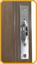 Механизм замка приводится в действие только ключом, что исключает самопроизвольное захлопывание двери. 