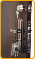 Механизм замка приводится в действие только ключом, что исключает самопроизвольное захлопывание двери.